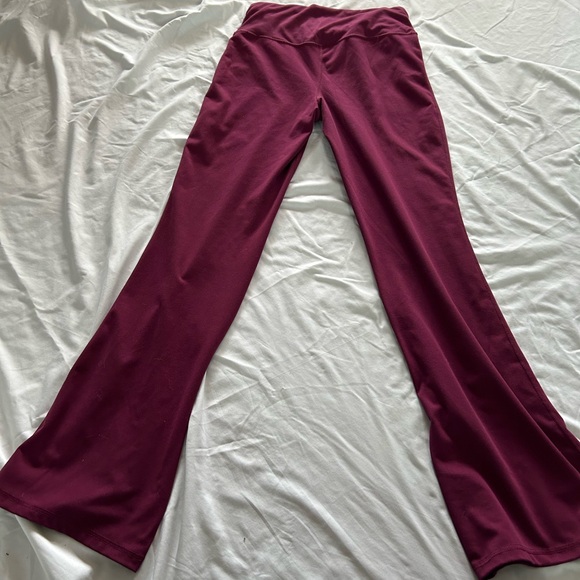Gap fit Tuscan red flare leggings - Picture 2 of 5